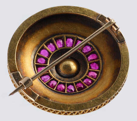 Брошь из желтого металла, общим весом 14,30 грамма, содержит вставки